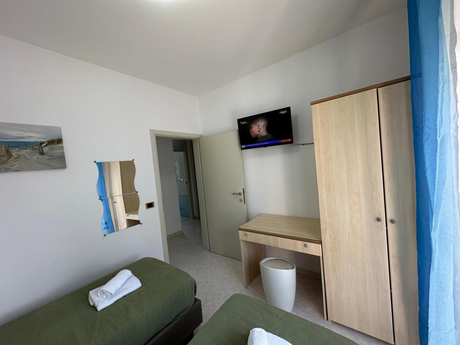 Beach House Holiday Apartments Ріміні Екстер'єр фото