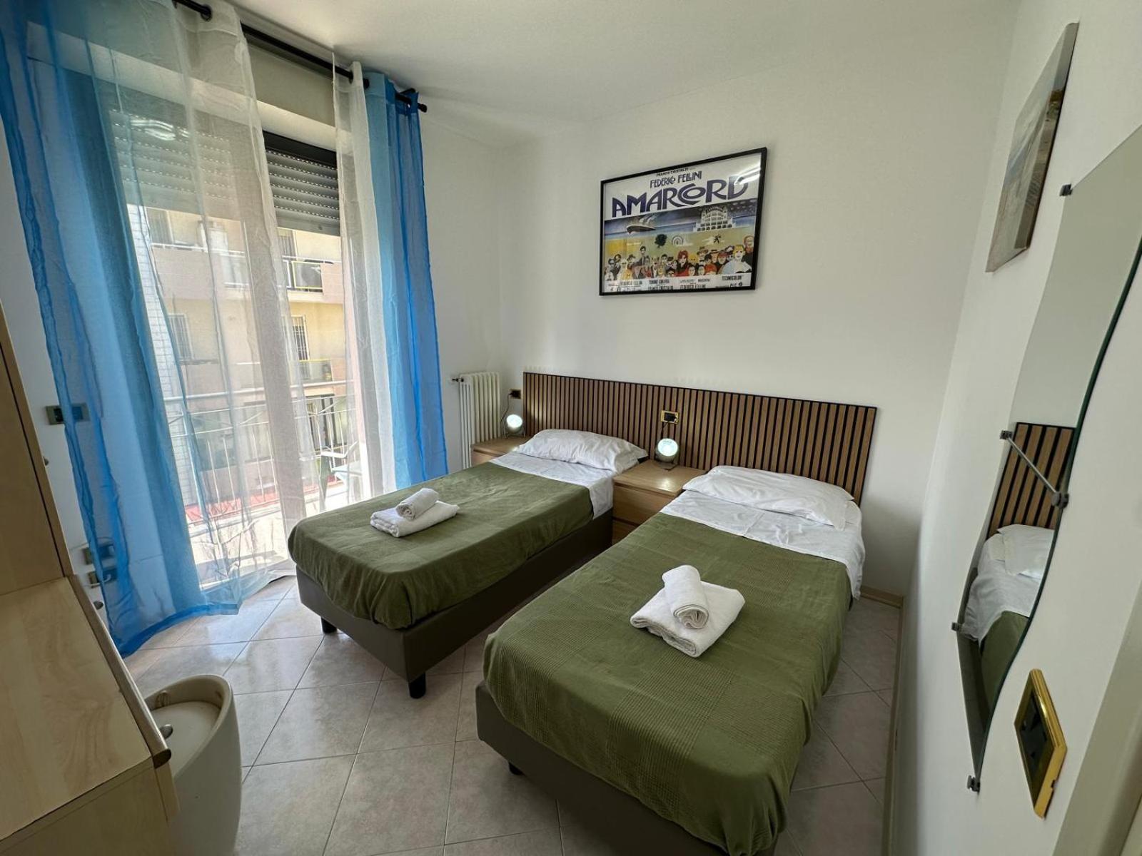Beach House Holiday Apartments Ріміні Екстер'єр фото